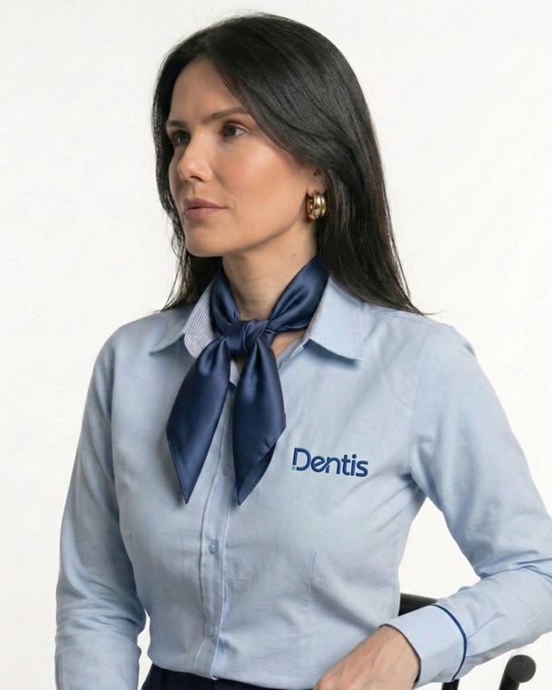 Camisa con pañuelo de marca